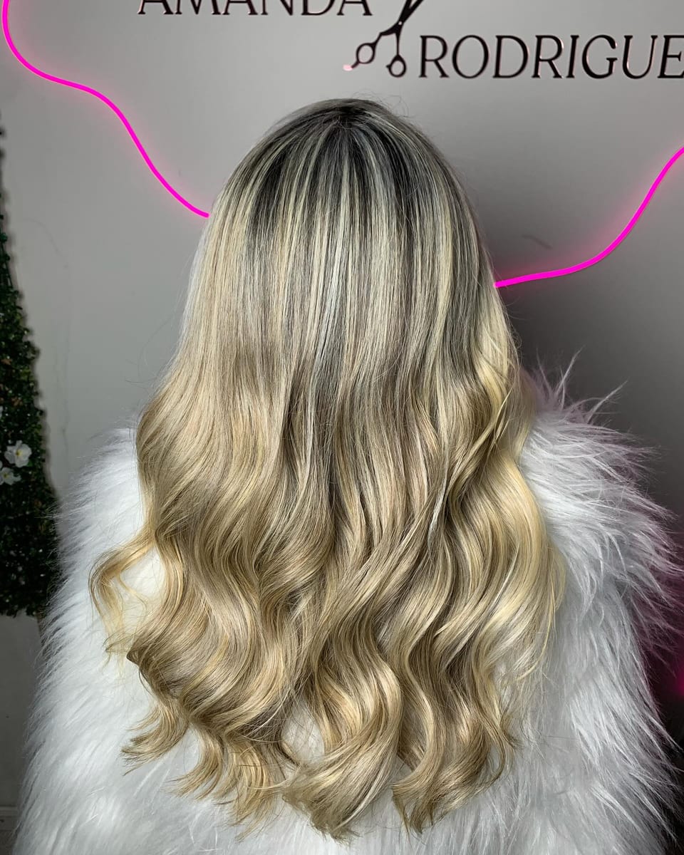Loiro iluminado feito no Imperius Hair